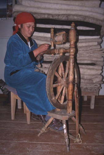 Spinning Camel Wool Yarn Spinning Camel Wool Yarn